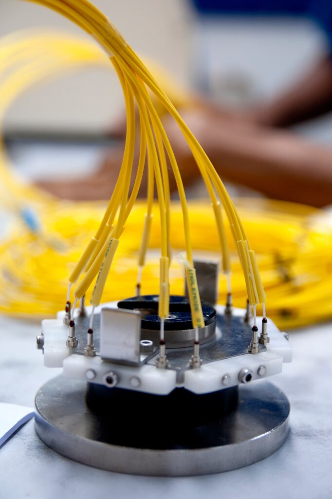 Technician cleaving an optical fiber, a crucial process for a good fusion of optical fibers.